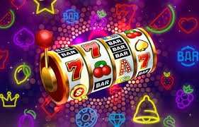 Pengguna memainkan slot online daya4d login dari layar ponsel dengan mudah
